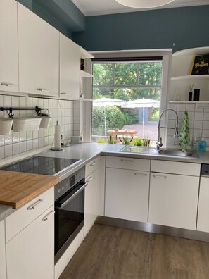 Fridge, oven, stovetop, dishwasher - Ferienwohnung für 2 Pers. am Emsdeich in Idyllischer Lage (Westoverledingen)