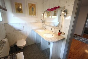 Badekar, hårføner, håndklær og såpe