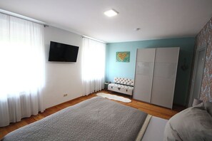 4 bedrooms, in-room safe, iron/ironing board, free WiFi