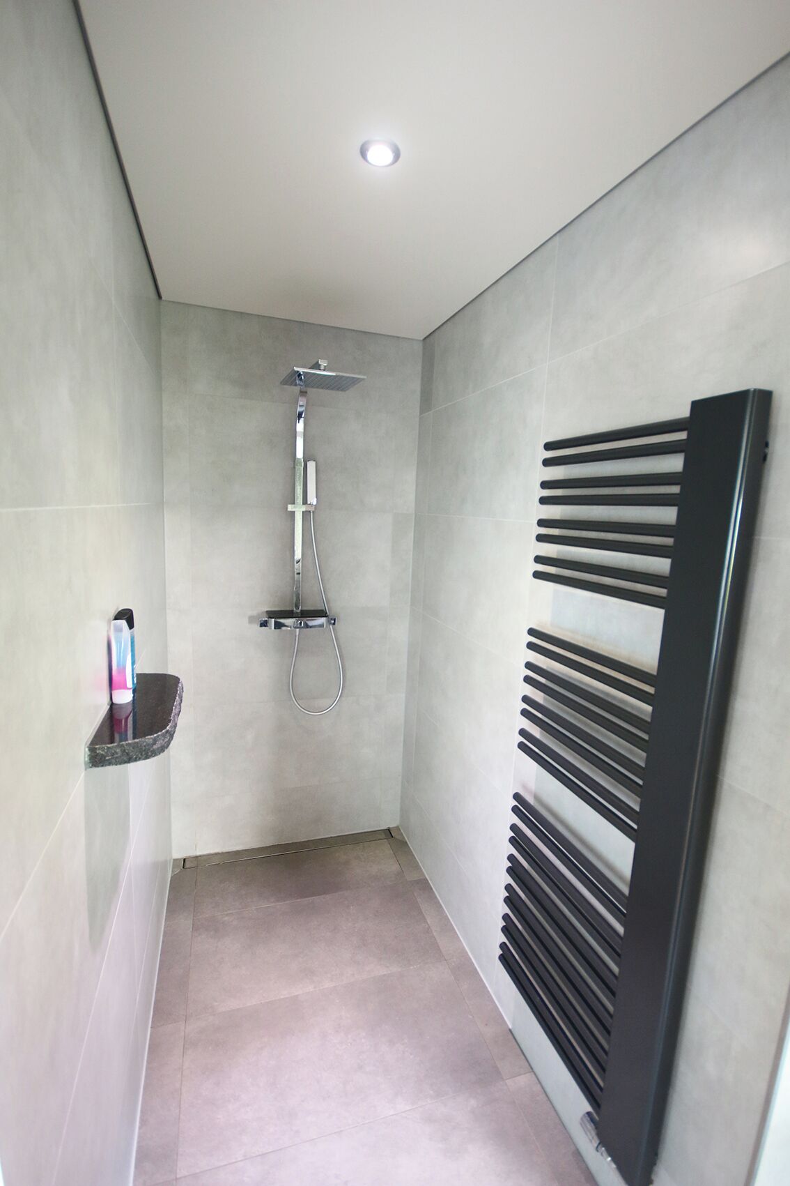 Badewanne, Haartrockner, Handtücher, Seife