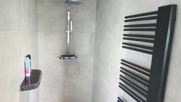 Badewanne, Haartrockner, Handtücher, Seife