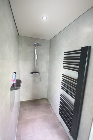 Badewanne, Haartrockner, Handtücher, Seife