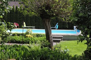 Utendørsbasseng og et oppvarmet basseng