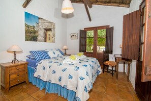 4 bedrooms, desk, iron/ironing board, free WiFi - Casa da Aldeia - sleeps up to 10 (Bordeira)