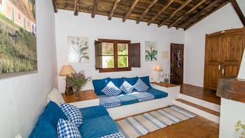 Televisio, kirjoja, työhuone