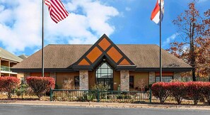 Exterior - Cozy Studio at The Falls Village for a couple looking for outdoor adventure (Branson)