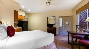 1 bedroom, free WiFi, bed sheets - Cozy Studio at The Falls Village for a couple looking for outdoor adventure (Branson)