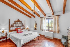 2 soverom, safe på rommet, strykejern/-brett og reiseseng for barn