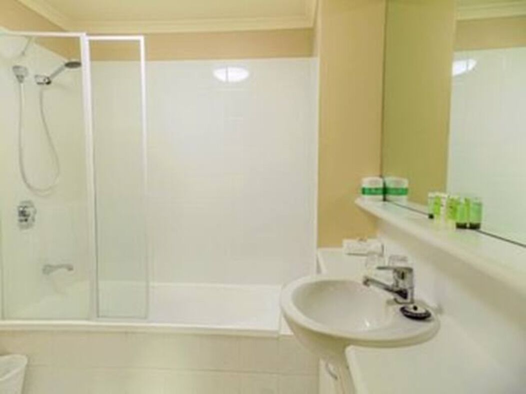 605 Spacious 2 BR Apt located in the heart of City