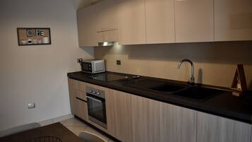 KĂŒhlschrank, Mikrowelle, Ofen, Herdplatte