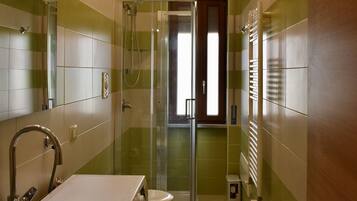 Combinazione doccia/vasca, asciugacapelli, bidet, asciugamani