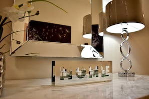 Duschwanne, Haartrockner, Bidet, Handtücher