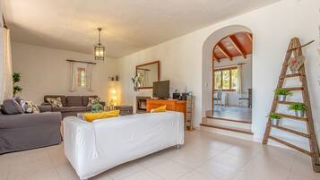 Een smart-tv, een open haard en een tafeltennistafel