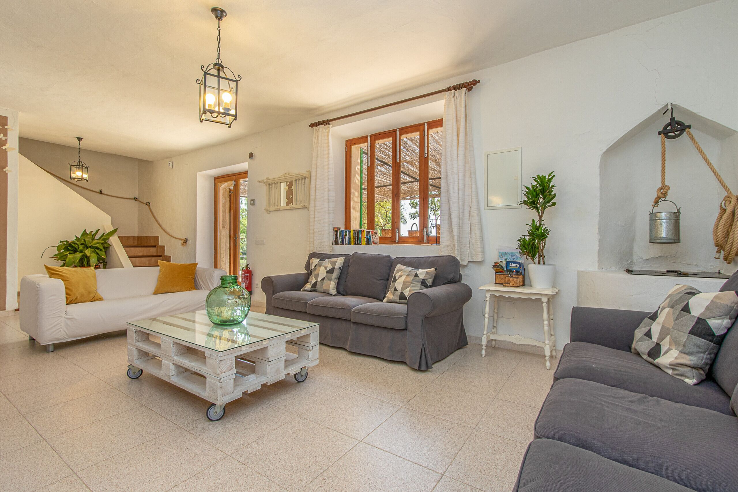 Smart-tv, een open haard en een tafeltennistafel