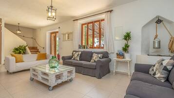 Smart-tv, een open haard en een tafeltennistafel