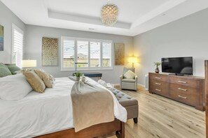 3 habitaciones, escritorio y tabla de planchar con plancha