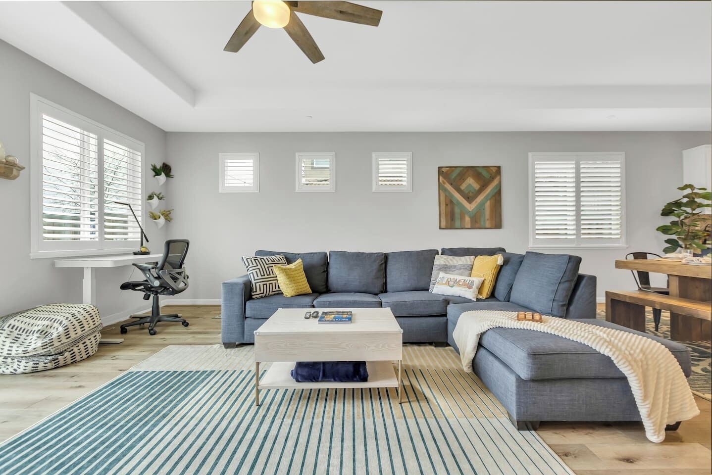 Smart-TV, Kamin, Bücher