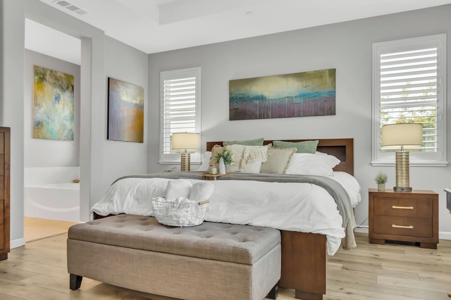 3 slaapkamers, een bureau, een strijkplank/strijkijzer, reisbedje