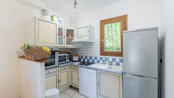 Réfrigérateur, four à micro-ondes, un four, lave-vaisselle