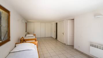 3 chambres, fer et planche à repasser, accès au Wi-Fi (inclus)