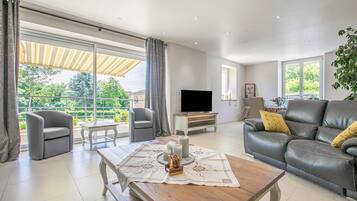 Televisión y chimenea