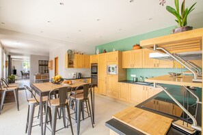 Refrigerador, microondas, horno y lavavajillas 