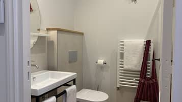 Een douche, een haardroger, handdoeken, zeep