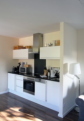 KĂŒhlschrank, Mikrowelle, Ofen, Herdplatte