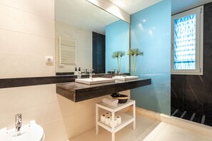 Douche, sèche-cheveux, bidet, serviettes fournies