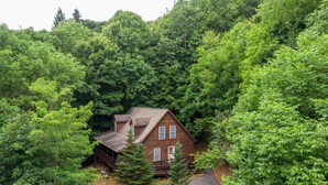 Eine Hütte, umgeben von dichtem Wald.