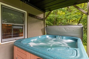 Outdoor spa tub - Sky High Chalet - Blowing Rock home with hot tub, pool table, bunk room, and fire pit (Blowing Rock)