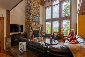 TV, fireplace, foosball - White Eagle Lodge - Eagles Nest Village home - views, game room, pet friendly (Banner Elk)