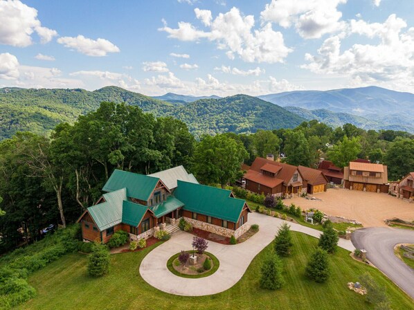 Exterior - White Eagle Lodge - Eagles Nest Village home - views, game room, pet friendly (Banner Elk)