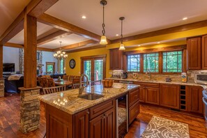 Fridge, microwave, oven, stovetop - White Eagle Lodge - Eagles Nest Village home - views, game room, pet friendly (Banner Elk)