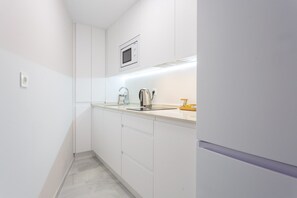 Een koelkast, een microgolfoven, een vaatwasser