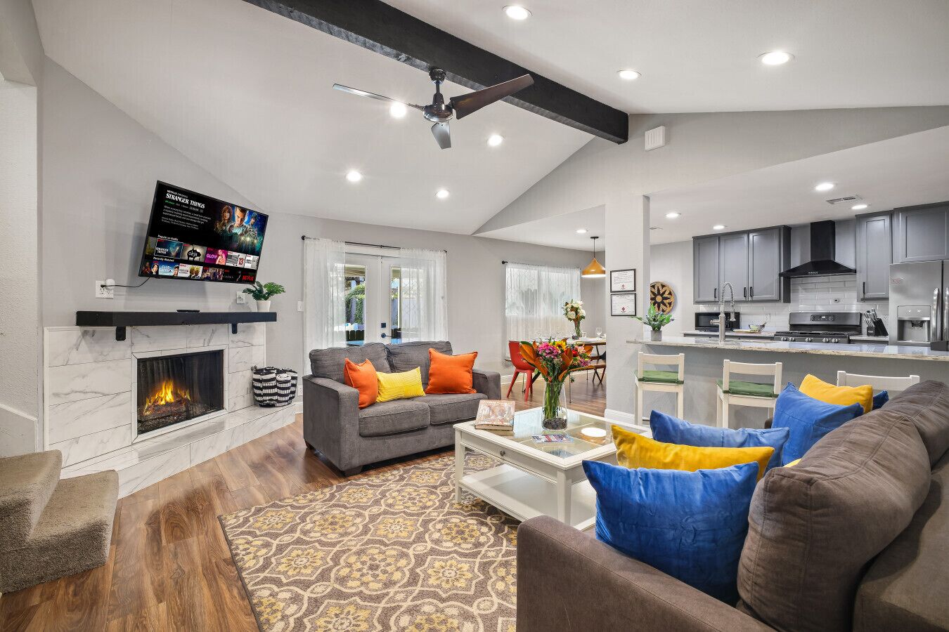 Una Smart TV, una chimenea, un futbolín, una mesa de tenis de mesa