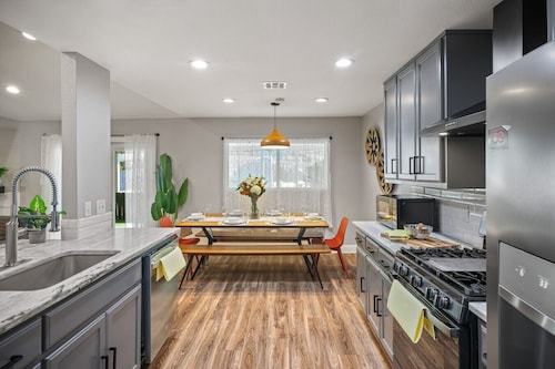 Top-Rated Modern Family Oasis — Pool & Mini Golf