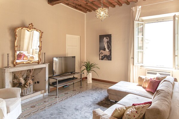 Appartement Deluxe, 4 chambres | Coin séjour | Télévision à écran plat