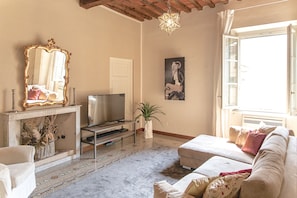 Appartamento Deluxe, 4 camere da letto | Area soggiorno | TV a schermo piatto