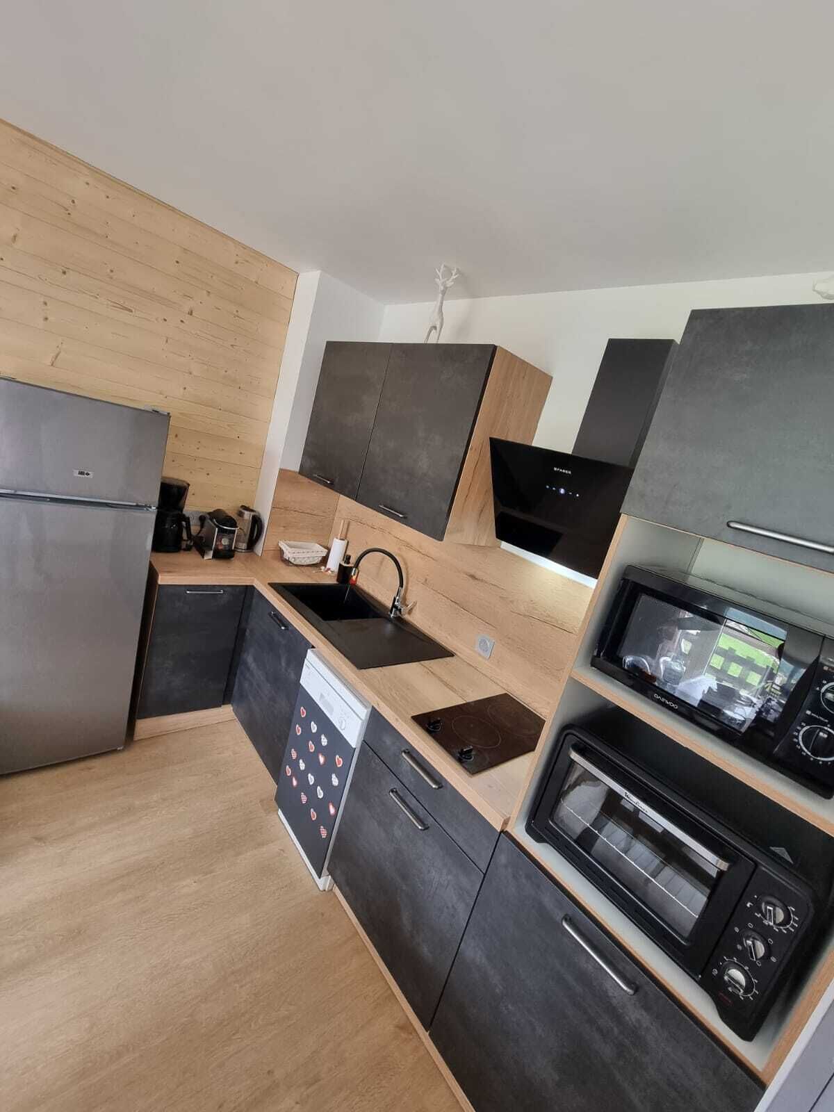 Coffee/tea maker, fridge, microwave, oven