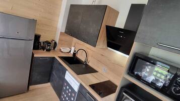 Coffee/tea maker, fridge, microwave, oven