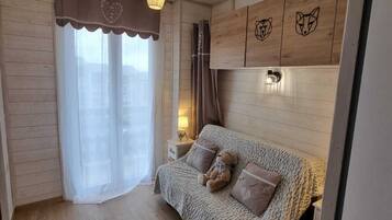 Una televisión, libros