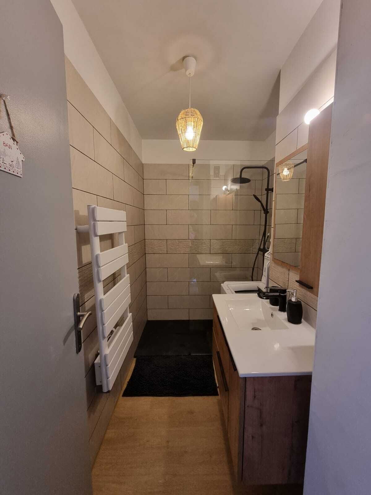 Bañera, secador de pelo, jabón y champú