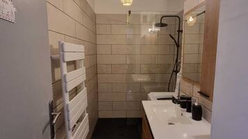Bañera, secador de pelo, jabón y champú