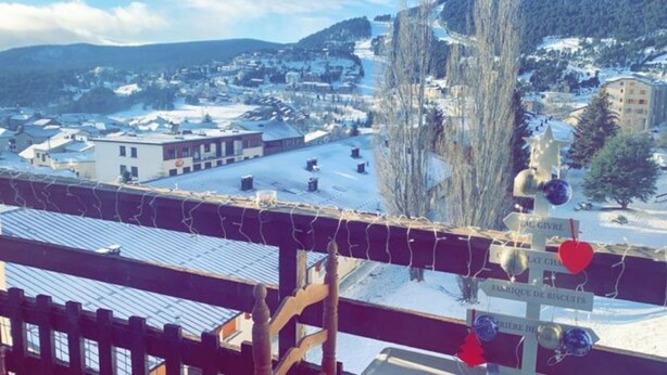 A snowy town with buildings and a signpost. - 45 m2 FULLY RENOVATED APARTMENT IN THE HEART OF THE ANGLES 4/6 BEDROOMS (Les Angles)