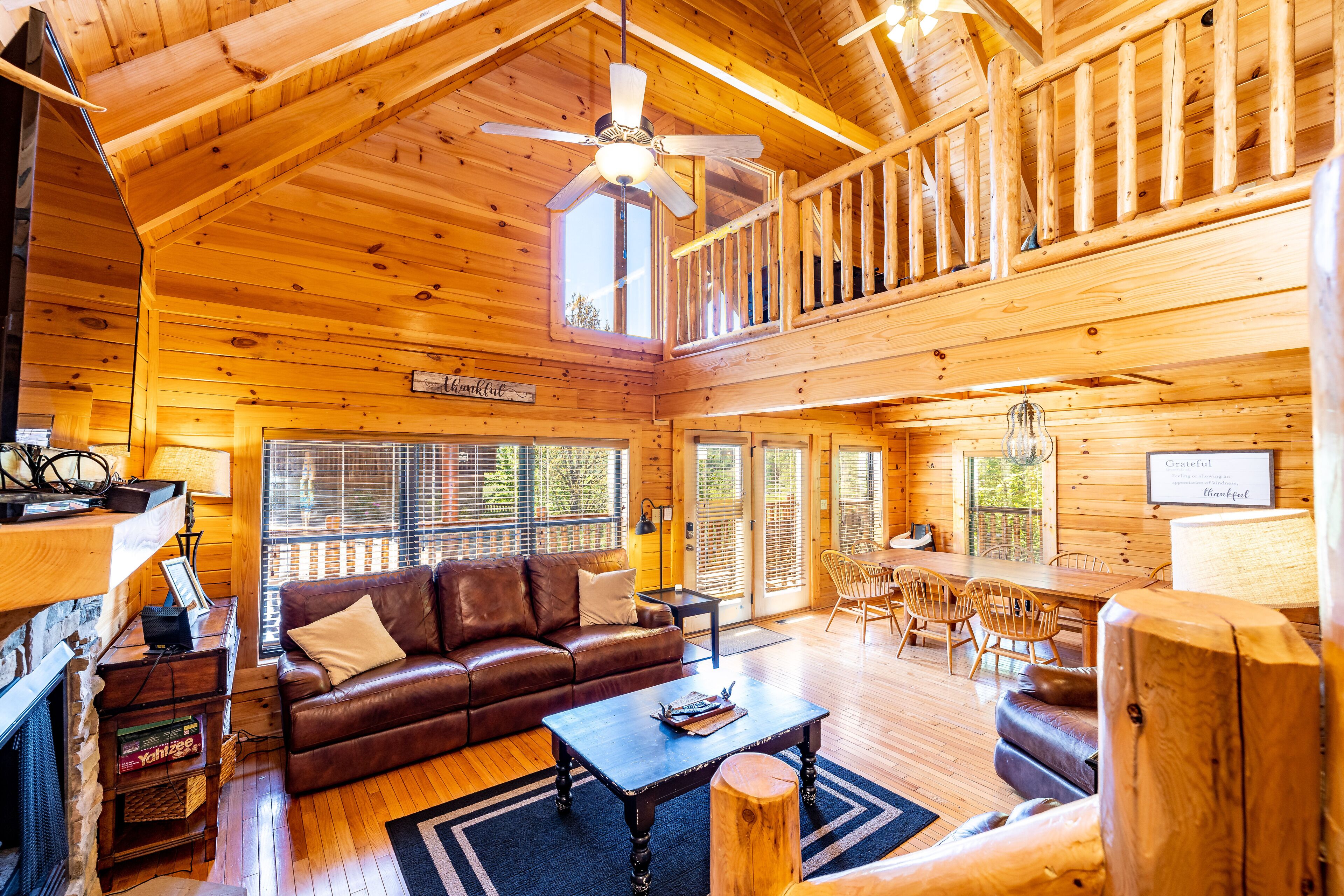 TV connectée, cheminée, chaîne hi-fi