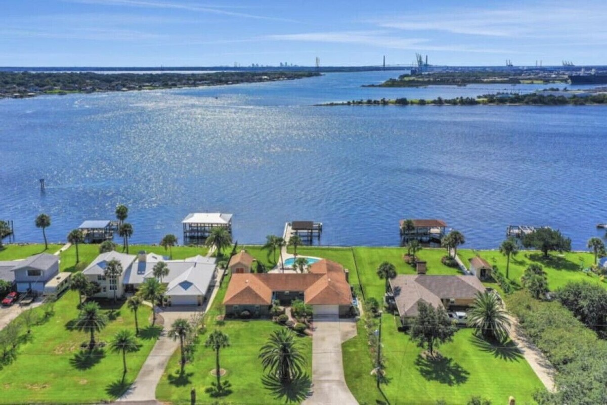 Peaceful Island Retreat - Heated Pool - Sleeps 10