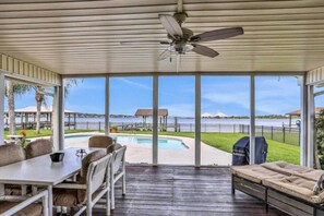 Outdoor dining - Peaceful Island Retreat - Heated Pool - Sleeps 10 (Jacksonville)