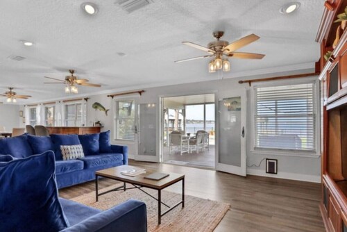 Peaceful Island Retreat - Heated Pool - Sleeps 10