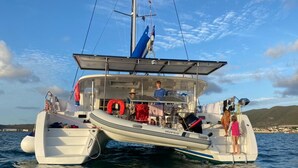 Un velero con cubierta protegida, camarote y pequeña zona abierta.